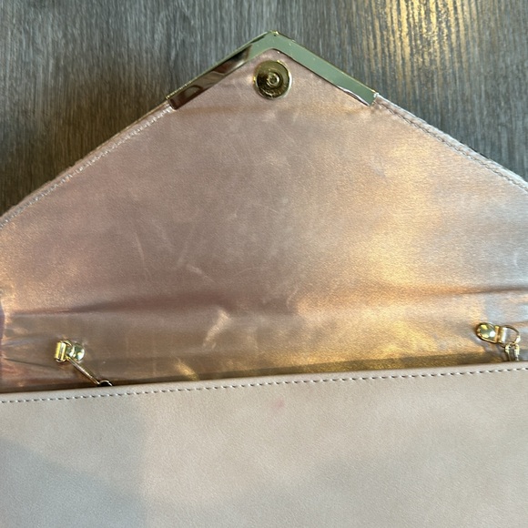 Large Taupe/Snakeskin/Beige Clutch w/Gold Hardware & Gold Detachable Chain Strap - Picture 5 of 6